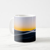 SCHWARZER SAND UNTER ORANGE SKY WÄHREND DES SONNEN KAFFEETASSE (Vorderseite Links)