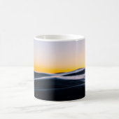 SCHWARZER SAND UNTER ORANGE SKY WÄHREND DES SONNEN KAFFEETASSE (Mittel)