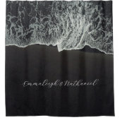 Schwarzer Sandstrand Duschvorhang (Vorderseite)