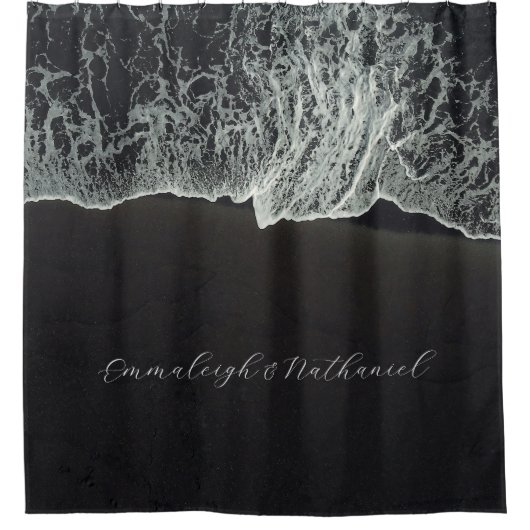 Schwarzer Sandstrand Duschvorhang (Vorderseite)
