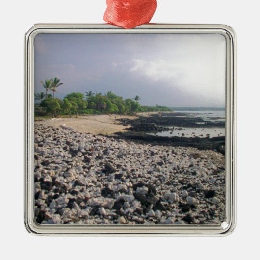 Schwarzer Sandstrand in Hawaii Ornament Aus Metall (Vorne)