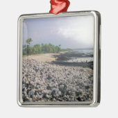 Schwarzer Sandstrand in Hawaii Ornament Aus Metall (Links)