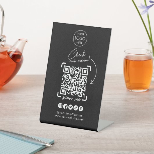 Schwarzer Scan zum Anzeigen von QR-Code im Menü | Sockelschild (In SItu)