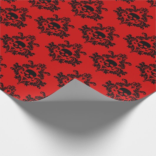 Schwarzer Schädeldamast auf hellrotem Schleifpapie Geschenkpapier (Ecke)