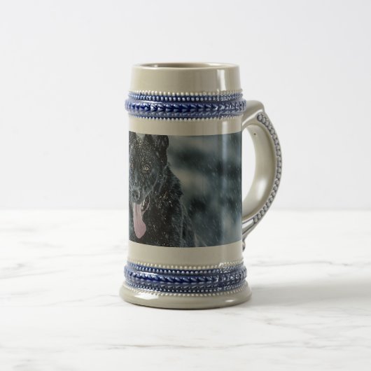 Schwarzer Schäfer im Schnee Bierglas (VorderseiteRechts)