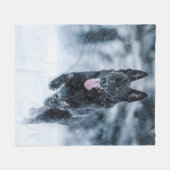 Schwarzer Schäfer im Schnee Fleecedecke (Vorderseite (Horizontal))