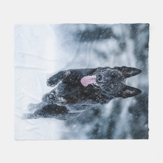 Schwarzer Schäfer im Schnee Fleecedecke (Vorderseite (Horizontal))