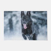 Schwarzer Schäfer im Schnee Fußmatte (Vorderseite)