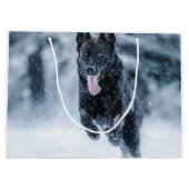 Schwarzer Schäfer im Schnee Große Geschenktüte (Rückseite)