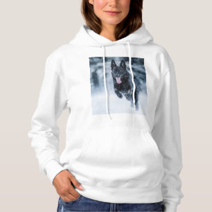 Schwarzer Schäfer im Schnee Hoodie
