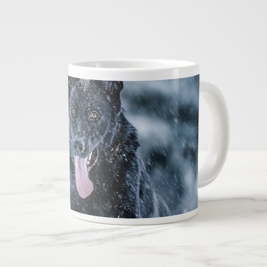 Schwarzer Schäfer im Schnee Jumbo-Tasse (Vorderseite Rechts)