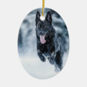 Schwarzer Schäfer im Schnee Keramik Ornament (Vorne)