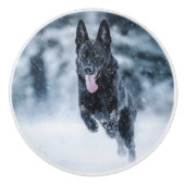 Schwarzer Schäfer im Schnee Keramikknauf (Vorderseite)