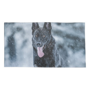 Schwarzer Schäfer im Schnee Kissenbezug