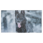 Schwarzer Schäfer im Schnee Kissenbezug (Vorderseite)