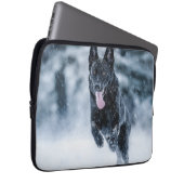 Schwarzer Schäfer im Schnee Laptopschutzhülle (Vorne Rechts)