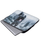 Schwarzer Schäfer im Schnee Laptopschutzhülle (Vorne Knopf)