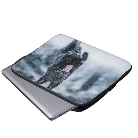 Schwarzer Schäfer im Schnee Laptopschutzhülle (Vorne Knopf)
