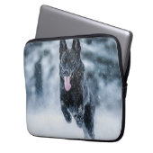 Schwarzer Schäfer im Schnee Laptopschutzhülle (Vorderseite Links)