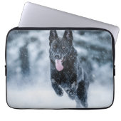 Schwarzer Schäfer im Schnee Laptopschutzhülle (Vorderseite)