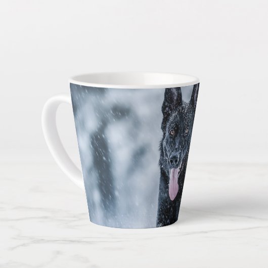 Schwarzer Schäfer im Schnee Milchtasse (Linke Ecke)