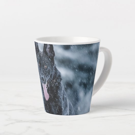Schwarzer Schäfer im Schnee Milchtasse (Rechte Ecke)