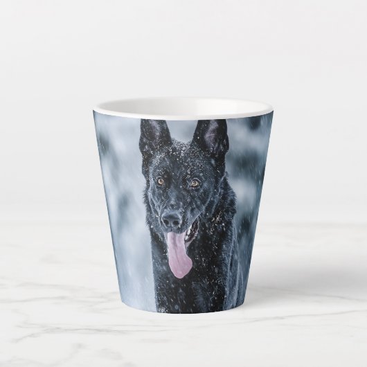 Schwarzer Schäfer im Schnee Milchtasse (Vorderseite)