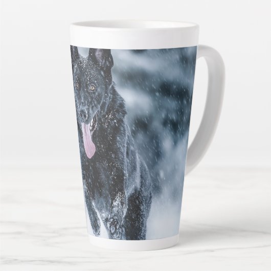 Schwarzer Schäfer im Schnee Milchtasse (Rechte Ecke)