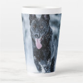 Schwarzer Schäfer im Schnee Milchtasse (Vorderseite)