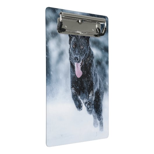 Schwarzer Schäfer im Schnee Mini Klemmbrett (Schrägansicht)