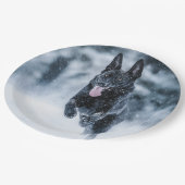 Schwarzer Schäfer im Schnee Pappteller (Schrägansicht)