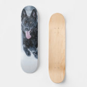 Schwarzer Schäfer im Schnee Skateboard (Vorderseite)