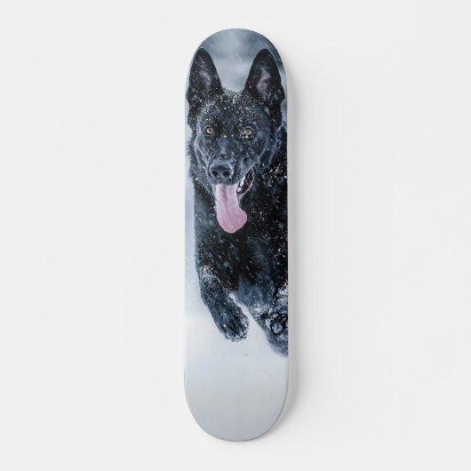 Schwarzer Schäfer im Schnee Skateboard (Vorne)