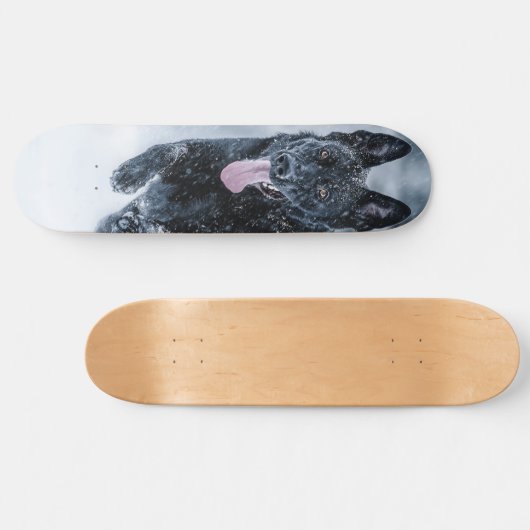 Schwarzer Schäfer im Schnee Skateboard (Horizontal)