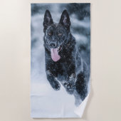 Schwarzer Schäfer im Schnee Strandtuch (Vorderseite)