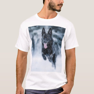 Schwarzer Schäfer im Schnee T-Shirt