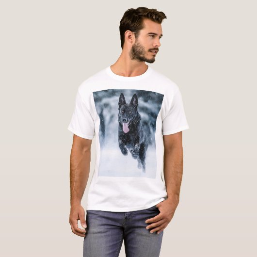 Schwarzer Schäfer im Schnee T-Shirt (Vorne ganz)