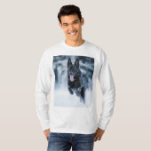 Schwarzer Schäfer im Schnee T-Shirt (Vorne ganz)