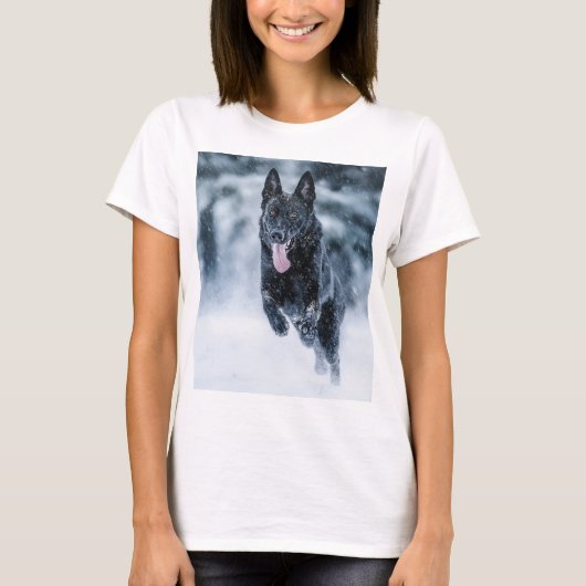 Schwarzer Schäfer im Schnee T-Shirt (Vorderseite)