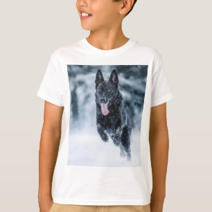Schwarzer Schäfer im Schnee T-Shirt
