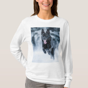 Schwarzer Schäfer im Schnee T-Shirt