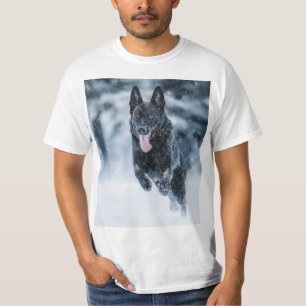 Schwarzer Schäfer im Schnee T-Shirt