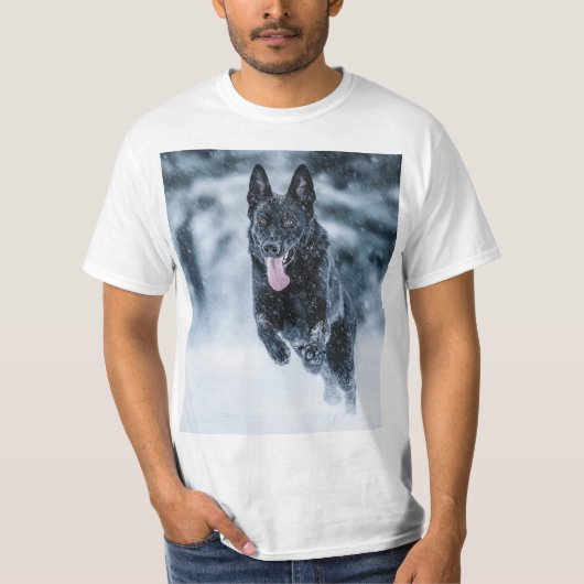 Schwarzer Schäfer im Schnee T-Shirt (Vorderseite)