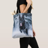 Schwarzer Schäfer im Schnee Tasche (Von Nahem)