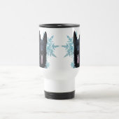 Schwarzer Schäfer in den Schneeflocken Reisebecher (Mittel)