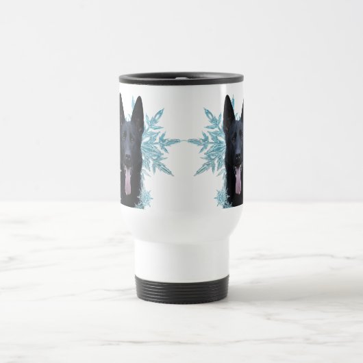 Schwarzer Schäfer in den Schneeflocken Reisebecher (Mittel)