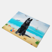 Schwarzer Schäferhund am Strand Fußmatte (Schrägansicht)