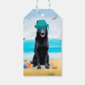 Schwarzer Schäferhund am Strand Geschenkanhänger (Rückseite)