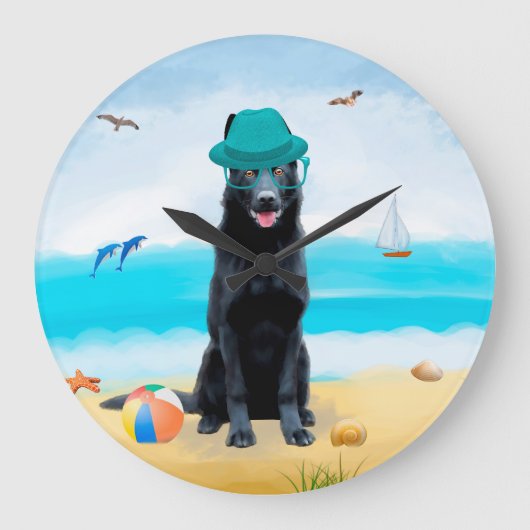 Schwarzer Schäferhund am Strand Große Wanduhr (Vorderseite)