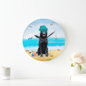 Schwarzer Schäferhund am Strand Große Wanduhr (Zuhause)
